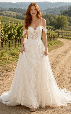 Vestido de novia de tul y encaje estilo campestre, corte en A, tirantes finos, cola capilla y escote en V bajo en la espalda.