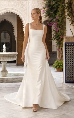 Robe de mariée sirène moderne en satin à col carré et dos nu boutonné, style moderne, pour une destination de mariage