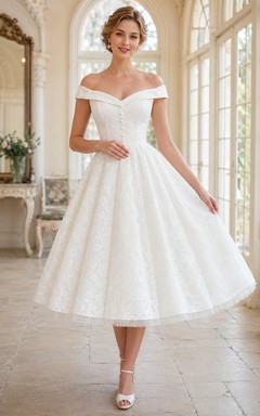 Vestido de novia romántico de satén y encaje, estilo años 50, corte en A, largo hasta la rodilla, con hombros descubiertos y mangas cortas, ideal para renovación de votos matrimoniales.
