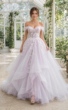 Lavendelfarbenes, mehrlagiges Tüll-Brautkleid mit schulterfreiem Ausschnitt, kurzen Ärmeln und Kathedralenschleppe