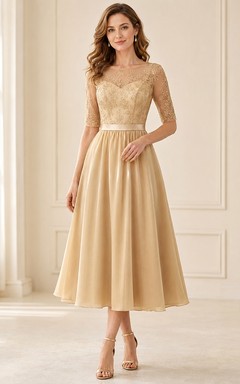 Vestido formal modesto de satén con cuello joya, mangas tres cuartos y encaje, corte en A, largo hasta la rodilla, color champán.