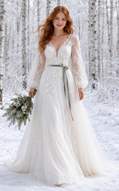Robe de mariée bohème en mousseline et dentelle, coupe trapèze, col en V, manches longues et traîne courte