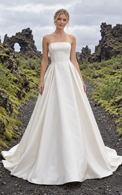 Vestido de novia de tafetán sin tirantes, corte en A, cuello recto y falda amplia.