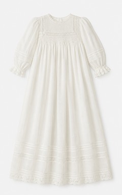 Robe de baptême vintage modeste, coupe trapèze, manches longues, dentelle de coton, longueur au sol, avec ceinture à nœud, couleur crème