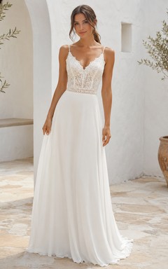 Robe de mariée bohème à bretelles spaghetti, col en V, coupe empire, dentelle, mousseline, jupe trapèze, traîne et dos nu