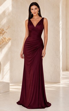 Robe de soirée bordeaux grande taille, col en V, froncée, coupe fourreau et jupe drapée