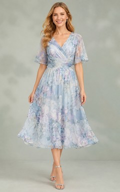 Robe d'invitée bleue à fleurs, coupe trapèze, en mousseline, col V, manches courtes, style jardin