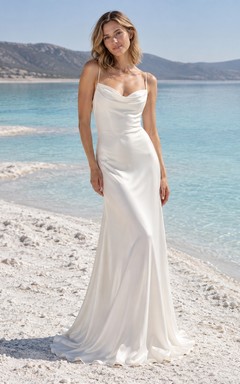 Vestido de novia sencillo de satén con escote drapeado, tirantes finos y espalda baja.