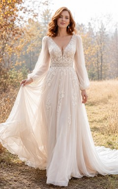 Vestido de novia bohemio de gasa y encaje, corte en A, escote en V, manga larga y cola larga.