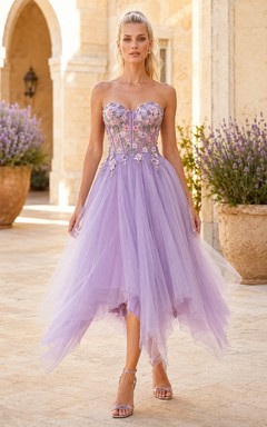 Robe de bal midi en tulle lavande, bustier bustier fleuri sans bretelles, jupe ample à volants et jupe mouchoir