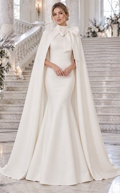 Vestido de novia largo tipo capa de crepé con cuello alto y lazo, sencillo, ideal para invierno.