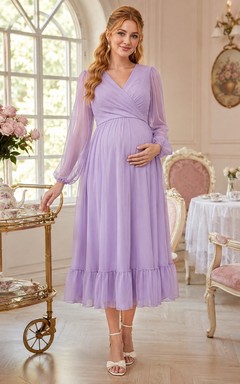 Lavendelfarbenes Umstandskleid aus Chiffon mit Stehkragen, langen Ärmeln und Empire-Länge, Midi-Länge.