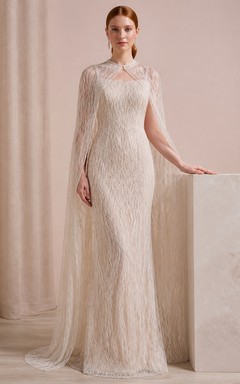Vestido de novia de corte recto, modesto, con cuello alto, capa y encaje texturizado, largo hasta el suelo.