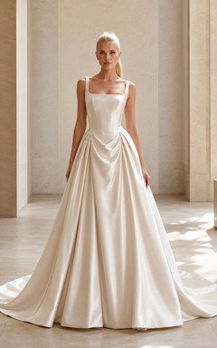 Robe de mariée élégante en satin, col carré, sans manches, traîne chapelle, dos nu drapé, col rond et sans manches.