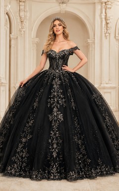 Vestido de gala largo hasta el suelo, estilo princesa, negro, con hombros descubiertos, encaje y tul bordado en plata, ideal para quinceañeras o fiestas formales.