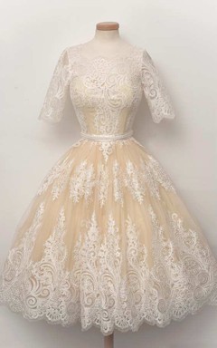 Vestido de encaje con escote redondo, corte en A y mangas cortas, con pliegues.