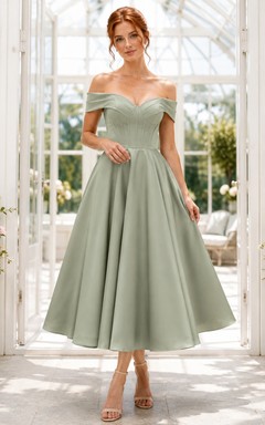 Robe cocktail vintage élégante en satin céladon, épaules dénudées, plissée, coupe trapèze, longueur thé.