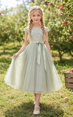 Salbeigrünes Chiffon-Blumenmädchenkleid in A-Linie mit kurzen Ärmeln, eckigem Ausschnitt und Teelänge, plissiert