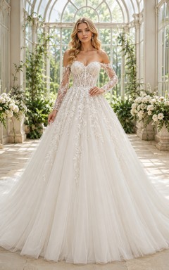 Trägerloses, herzförmiges Ballkleid mit floraler Spitze und romantischer Kapellenschleppe