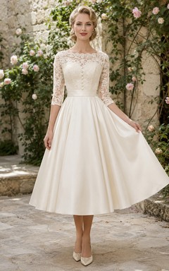Vestido de novia vintage de satén y encaje, corte en A, cuello alto, manga tres cuartos, largo hasta la rodilla.