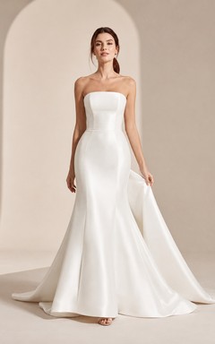 Vestido de novia minimalista de satén estilo sirena sin tirantes con cola.