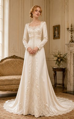 Robe de mariée édouardienne à col carré, manches longues en satin, plissée, coupe trapèze et traîne chapelle