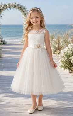 Elegante vestido de niña de las flores con corte en A, corpiño de encaje, falda de tul y lazo en la cintura para ceremonia en la playa.