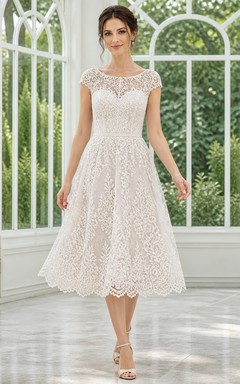 Teelanges, ziviles Brautkleid im Bateau-Stil mit Schlüssellochausschnitt, Spitze, kurzen Ärmeln und A-Linie