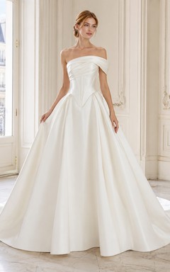 Robe de bal plissée en satin à épaules dénudées et manches courtes pour une cérémonie de chapelle