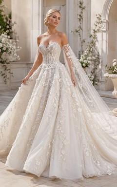 Natürliches, ärmelloses Ballkleid aus Tüll, herzförmiger Silhouette, trägerlos, mit Kapellenschleppe und floralen Applikationen – ein perfektes Brautkleid für Hochzeiten im Gartenstil