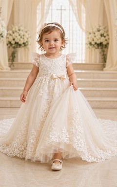Vestido de lujo color champán para ceremonia de bautizo/bautizo. Corte A, largo hasta el suelo, cola de capilla, cuello joya, manga corta, encaje de tul, apliques florales, lazo en la espalda y botones en la espalda.