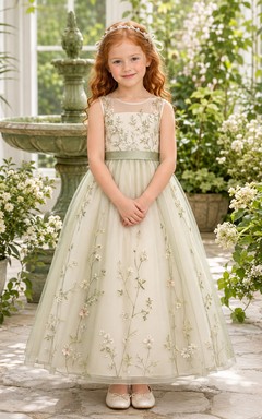 Vestido de niña de las flores color verde salvia, encaje y tul, corte en A, escote redondo, largo hasta el suelo.