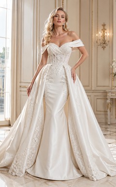 Robe de mariée en satin poli et dentelle, épaules dénudées, manches courtes, traîne chapelle, fermeture éclair au dos