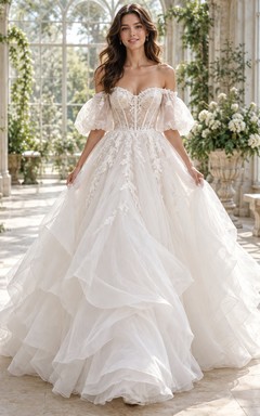 Romantisches, bodenlanges Ballkleid aus Organza mit floralem Oberteil, schulterfreiem Oberteil, kurzen Ärmeln und Stufenrock