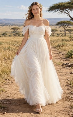 Vestido de novia sencillo de tul con escote corazón fruncido y hombros descubiertos.