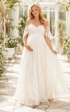 Vestido de novia bohemio de gasa estilo imperio con hombros descubiertos y mangas cortas de encaje para embarazadas.