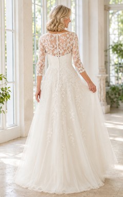 Robe de mariée longue en tulle, coupe trapèze, décolleté bateau, manches trois-quarts en dentelle, style modeste, pour mariées plus âgées.