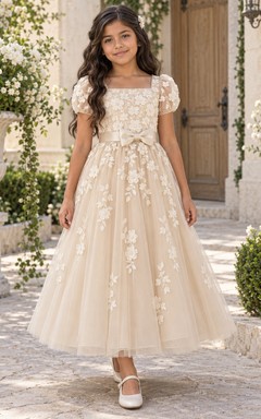 Robe de demoiselle d'honneur champagne à col carré, coupe trapèze, manches bouffantes, en tulle, longueur cheville, ornée d'un nœud dans le dos et à imprimé floral.