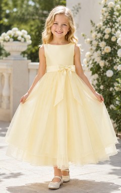 Gelbes Tüllkleid in A-Linie mit Schleife, kurzen Ärmeln, Rundhalsausschnitt, wadenlangem Rock und Schleifendetail.