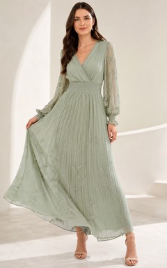 Vestido largo plisado de gasa verde salvia con escote en V y mangas largas.