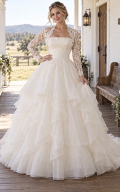 Ländlich-boho Brautkleid, trägerlos, mit langem Ärmel, Spitzenbolero und fließendem Organzarock