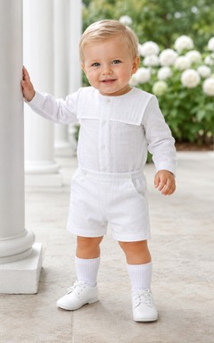 Modernes weißes Baby-Jungen-Shorts-Outfit mit asymmetrischen Ärmeln und Abnähern