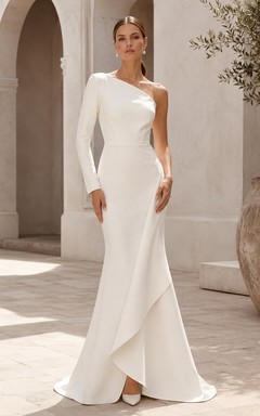 Vestido de novia de corte recto con un solo hombro y manga larga, con drapeado asimétrico.