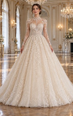 Vestido de novia de gala con cola capilla, encaje con cuentas y mangas largas, color champán.