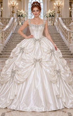 Vestido de novia de gala con escote cuadrado, tirantes de cristal, detalles de satén y lazos enjoyados.