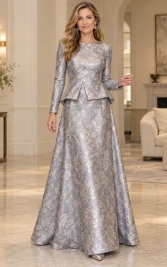 Robe de soirée argentée longue à col rond et manches longues en jacquard péplum, coupe trapèze, col rond et manches péplum.