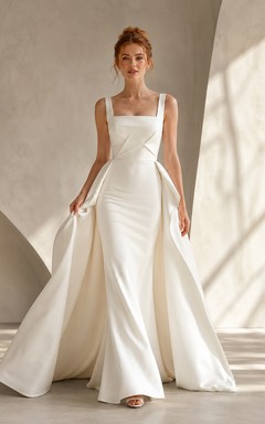Robe de mariée minimaliste en satin, coupe sirène, col carré, sans manches, traîne.