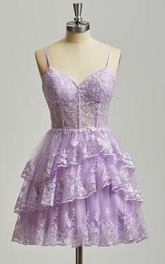 Robe de cocktail en dentelle violette à volants