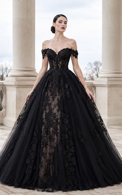 Robe de mariée alternative en dentelle à épaules dénudées et bustier cœur avec traîne chapelle