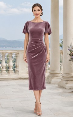 Vestido midi de terciopelo color malva con cuello joya, mangas tipo pétalo y corte recto para invitadas.
